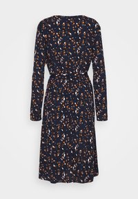 Robe midi bleu marine à manches longues, imprimé léopard abstrait orange et blanc, ceinturée à la taille, vue de dos.
