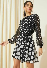 Friends Like These TIERED BELTED MINI REGULAR FIT - Dnevna obleka - black spot