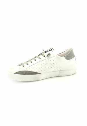 Witte sneaker met grijze suède accenten, geperforeerde details aan de zijkanten, ronde neus, vetersluiting en platte rubberen zool.