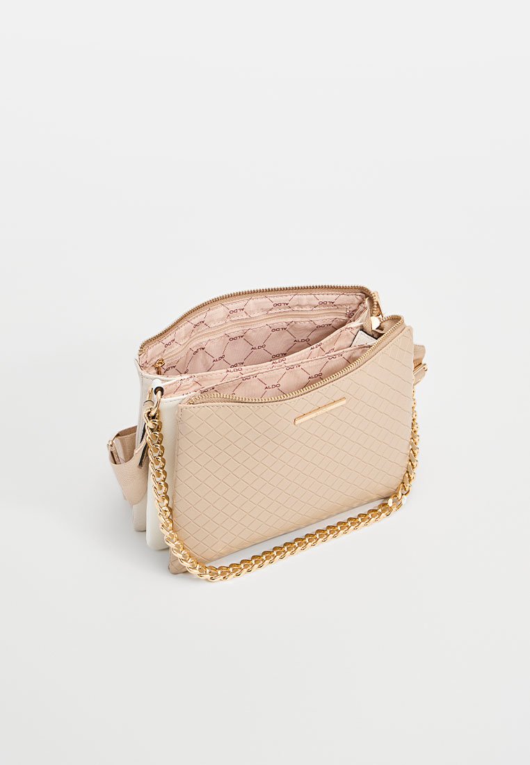 Beige gesteppte Umhängetasche mit goldener Kettenriemen, Reißverschlussfächern und gefüttertem Innenraum mit Markenlogo.