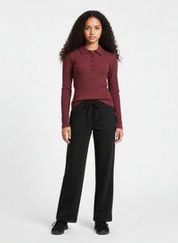 Bordový polokošile s dlouhým rukávem a knoflíky, sp�árované s černými kalhotami na stažení. Outfit je vyroben z hladkého, lehkého materiálu.