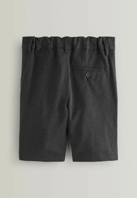 Szare szorty z teksturowanej tkaniny, z płaskim pasem, tylną kieszenią z guzikiem i prostym krojem, wyeksponowane z tyłu.