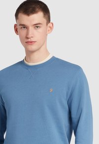 Farah TIM SLIM FIT CREW NECK - Sweatshirt - sheaf blue
