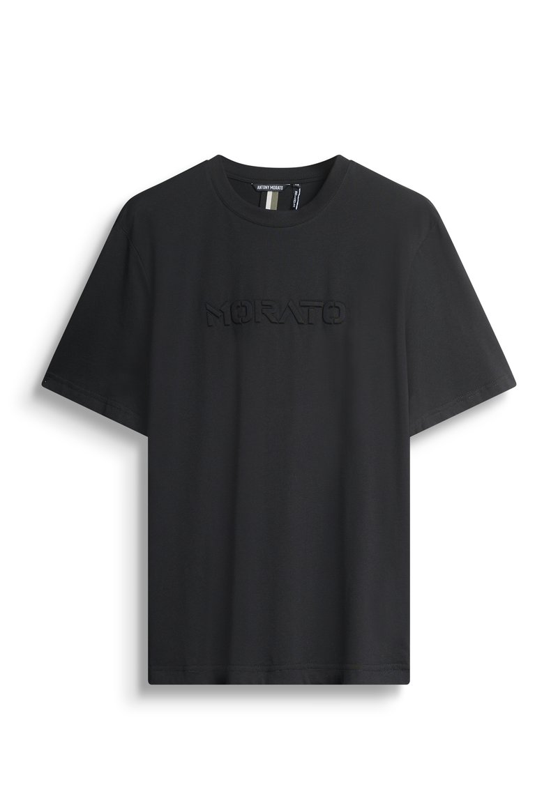 T-shirt nera a maniche corte con collo a giro e logo "MORATO" impresso al centro del petto su sfondo bianco.