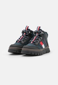 Tommy Hilfiger Šněrovací kotníkové boty - dark blue