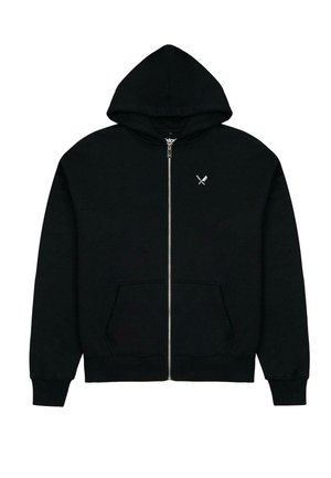 Zwarte rits-hoodie gemaakt van katoen. Beschikt over een voorzak, ribgebreide manchetten en een kleine afbeelding van gekruiste zwaarden op de borst.