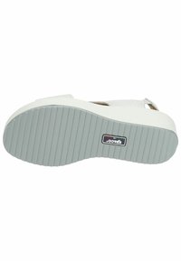 Suola di sandalo bianco piattaforma con fondo in gomma grigia testurizzata, caratterizzata da scanalature verticali e un'etichetta con logo nera.