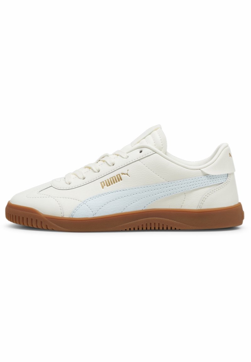 Baskets blanches Puma avec une bande latérale bleu clair, une semelle marron et un logo Puma doré sur le côté, affichées en profil droit.