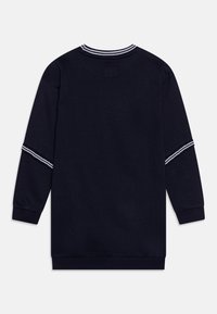 Granatowy sweatshirt z długimi rękawami, z odwrotnym kołnierzem z białymi paskami oraz paskowanymi akcentami na rękawach. Gładka, miękka tekstura.