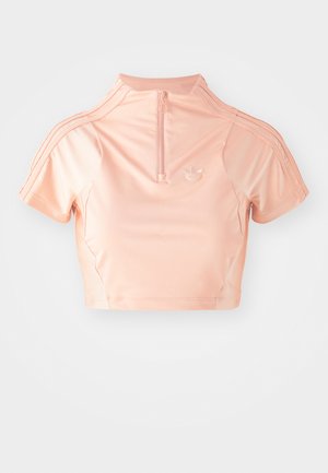 Top deportivo corto rosa con mangas cortas, cuello alto y cremallera de un cuarto. Presenta tres franjas blancas en los hombros y un logo en el pecho.