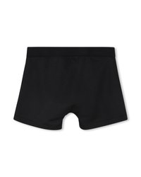 Μαύρα ανδρικά μπόξερ με φαρδιά ζώνη μέσης, άνετο χωρίς ραφές και εφαρμοστή γραμμή, εμφανίζονται σε λευκό φόντο.