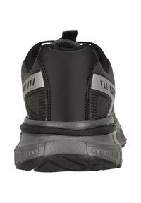 Svart sportskor med en texturerad ovandel, reflekterande silverdetaljer, vadderad häl och en stabil gummisula med ett greppmönster.