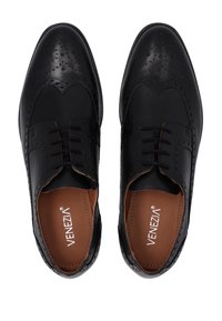 Zwarte leren geklede schoenen met brogue-details, ronde neus en vetersluiting. Het interieur heeft een tan synthetische voering.