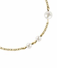 Guldkedja med halsband som har tre sfäriska vita pärlor, alternerande med länkar, med en slät textur och polerad yta.