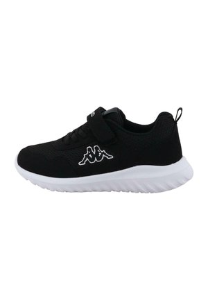 Baskets de sport noires avec une tige en mesh, semelle en caoutchouc blanche et sangle en Velcro. Présente le logo Kappa en blanc sur le côté.