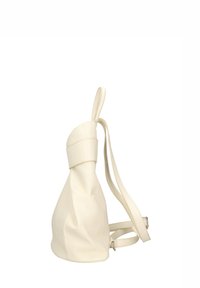 Mochila de cuero blanco con forma redondeada, cierre de solapa superior y correas ajustables para los hombros, mostrada en vista lateral.