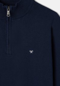 Suéter de cuello con cremallera azul marino, hecho de un material de punto suave. Presenta un collar acanalado y un pequeño logotipo bordado en blanco en el pecho.