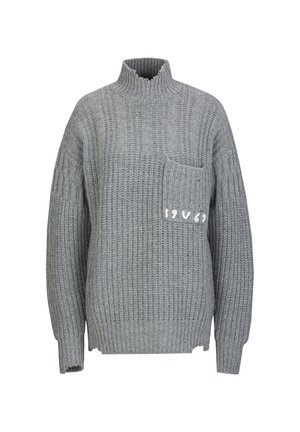 Grijze gebreide trui met een hoge kraag en een voorzak. De textuur is geribbeld en er zit een klein, lichtgekleurd printdetail op.