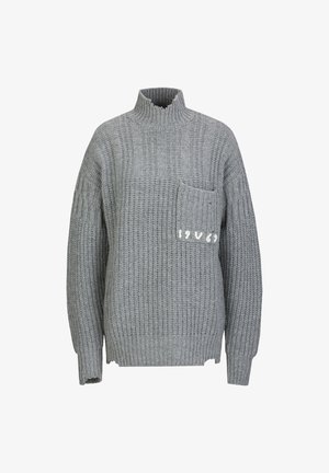 Grijze gebreide trui met een hoge kraag en een voorzak. De textuur is geribbeld en er zit een klein, lichtgekleurd printdetail op.