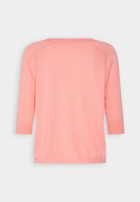 Pull en maille rose corail avec manches trois-quarts, encolure ronde côtelée, poignets et ourlet, présenté de dos sur un fond uni.