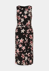 Svart blommig klänning med rosa och vita blommor, ärmlös design, omlottdetalj vid midjan, knälång, gjord av mjukt tyg.