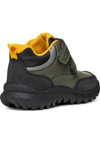 Sneaker mid-top in nero e verde oliva con una superficie texturizzata, fodera in rete gialla e dettagli con strap in Velcro. Caratterizzato da una suola in gomma robusta.