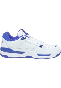 Białe sportowe buty z niebieskimi akcentami. Posiadają gładką skórzaną cholewkę, siateczkowy język i gumową podeszwę. Zapięcie na sznurówki, minimalne perforacje zauważone.