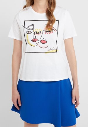 Hvid bomulds t-shirt med en sort indrammet abstrakt ansigt illustration med røde, gule og pink accenter. Kortærmet og med en afslappet pasform.