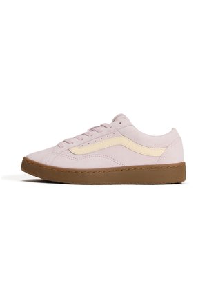 Zapatilla baja de ante rosa claro con raya lateral crema y suela gruesa de goma marrón sobre fondo blanco.