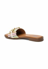 Sandalia de tira trenzada multicolor con suela marrón, que presenta un acento dorado en la tira y un diseño de punta abierta.