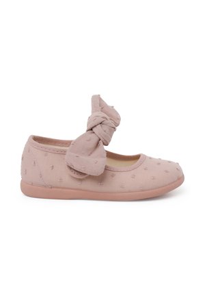 Bailarina de tela rosa con un acento de moño anudado. Texturizada con pequeños puntos elevados, cuenta con un forro interior suave y una suela de goma flexible.