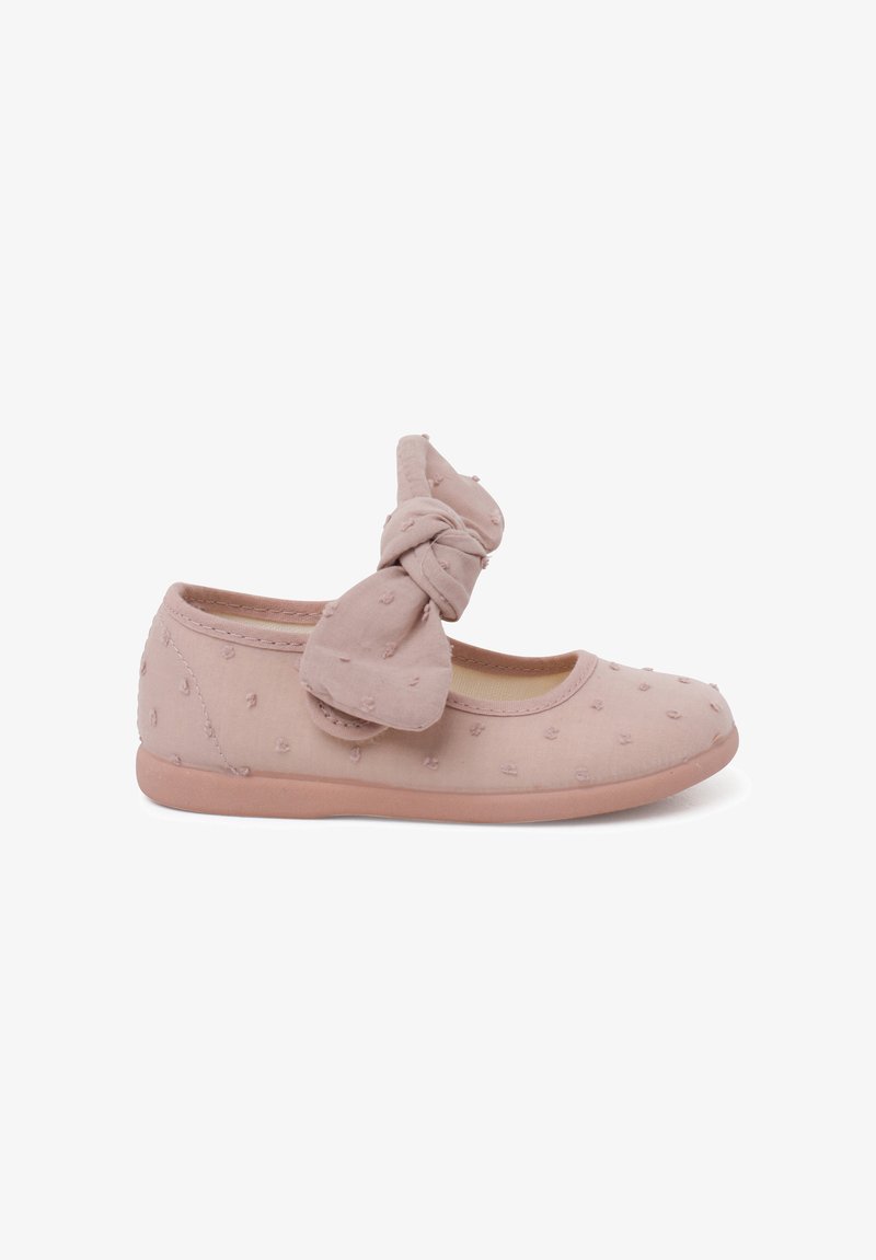 Roze stoffen balletflat met een geknoopt strikaccent. Gelaagd met kleine verhoogde stippen, met een zachte binnenvoering en een flexibele rubberen zool.