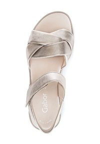 Sandal in metallo dorato con cinturini incrociati, texture liscia e soletta imbottita. Il nome del marchio "Gabor" è visibile sulla soletta.