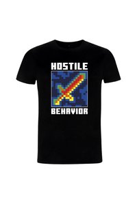 Sort T-shirt med pixelkunst af et rødt og gult sværd på en blå baggrund, tekst ovenfor og nedenfor lyder "HOSTILE BEHAVIOR."