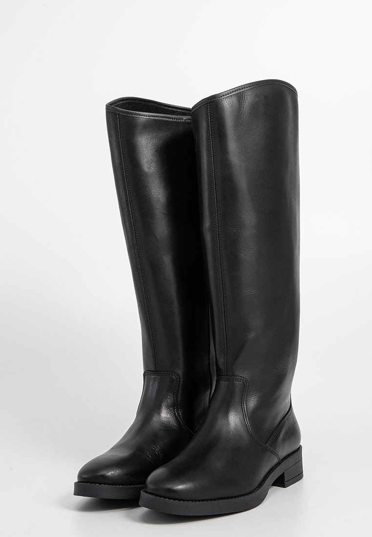 Schwarze kniehohe Lederstiefel mit glatter Textur, runder Spitze und niedrigem Blockabsatz; mit Nahtdetails an den Seiten.