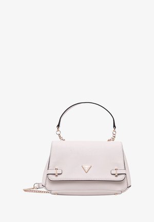 Sac à main texturé blanc avec un design géométrique, accents en métal doré, une poignée supérieure et une bandoulière chaîne amovible. Présente un logo triangulaire.