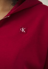 Calvin Klein Jeans BADGE ZIP THROUGH - Sweat zippé - red currant