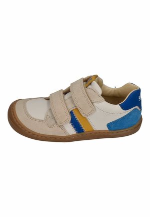 Legerer beige Sneaker mit zwei Klettverschlüssen, blauen und gelben Seitenstreifen, blauem Fersenpatch und brauner Gummisohle, von der Außenseite betrachtet.