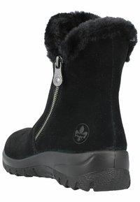 Bottines en suede noir avec un revers en fausse fourrure, fermeture éclair latérale et semelle en caoutchouc texturé. Présente un logo sur le talon externe.
