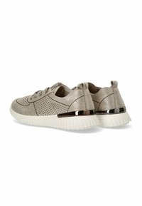 Zapatillas de moda en un beige claro con textura perforada, una suela de goma blanca y detalles metálicos en el talón.