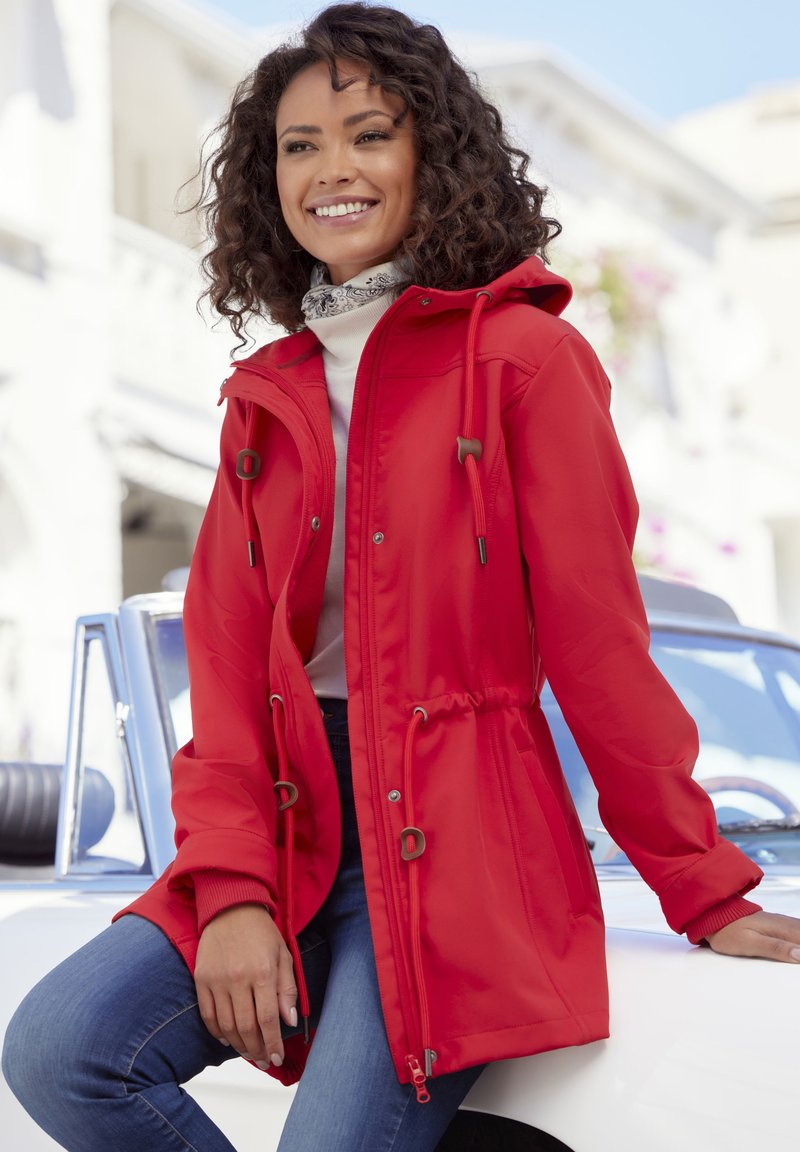 Rote wasserdichte Jacke mit verstellbarem Hut, Kordelzug in der Taille und passenden Ärmeln. Verfügt über Reißverschlusstaschen und eine glatte, glänzende Textur.
