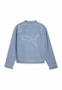 Lichtblauwe jas met een ruitpatroon, witte stiksels en een groot wit Puma-logo op de achterkant. Lichtgewicht stof, lange mouwen met knoopmanchetten.