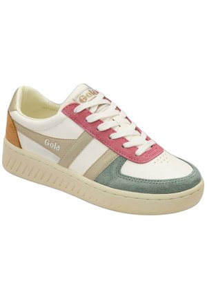 Baskets basses Gola avec une base crème, un panneau œillet de lacet rose, un renfort d'orteil vert, des rayures beiges et un détail orange au talon.