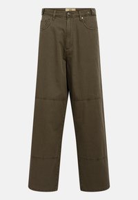 Pantalones de pierna ancha en color verde oliva, hechos de algodón, con cierre de botón, trabillas para cinturón y detalles de costura. Dos bolsillos delanteros y un bolsillo trasero.