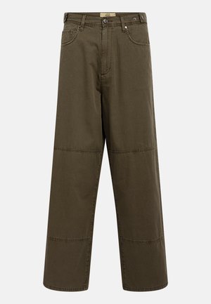 Pantalons larges en vert olive en coton, avec une fermeture à bouton, des passants de ceinture et des accents de couture. Deux poches avant et une poche arrière.