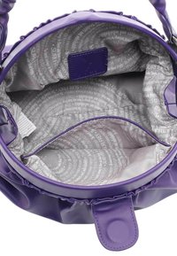 Sac à main violet brillant avec un bord supérieur froncé et un intérieur lisse doté d'une doublure grise ornée de motifs textuels répétés. Aucun élément de quincaillerie externe visible.