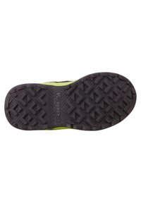 Sola di scarpe in gomma nera con un motivo testurizzato, caratterizzata da un accento verde brillante lungo il bordo e un nome di marca impresso.