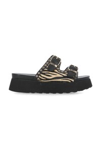 Sandali platform neri con doppie cinghie regolabili, caratterizzati da un design a strisce zebra in beige e nero, con dettagli borchiati lungo i lati.