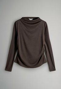 Hnedá blúzka s dlhým rukávom, vysokým golierom, drapériou a detailom bočného zhromaždenia. Vyrobená z hladkého, jemného materiálu.