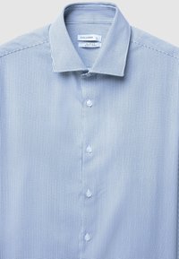 Hellblau gestreifetes Hemd mit abgerundetem Kragen, pflegeleichtem Stoff und weißen Knöpfen, das ein kleines Karomuster aufweist.